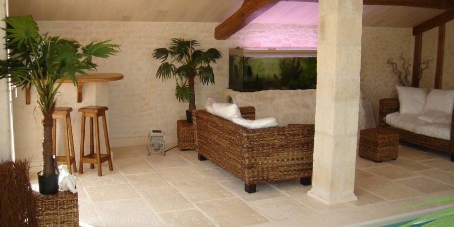 Enduit façon pierre pour une piscine intérieure -