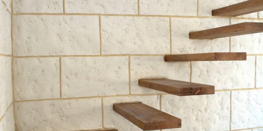 Décoration de cages d'escaliers en enduit aspect pierre -