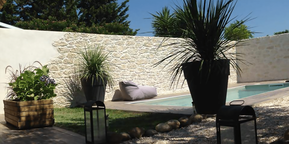Au bord de la piscine... - Abords de piscine en aspect pierre