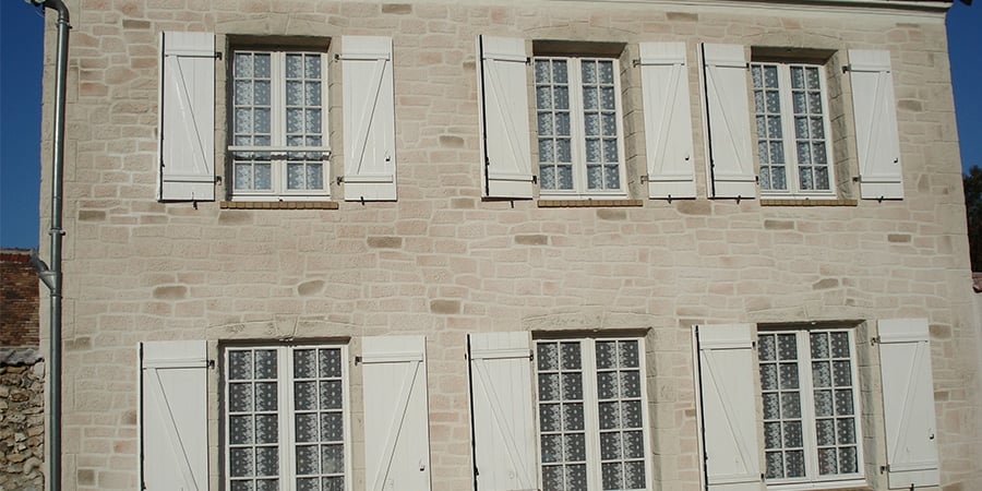 Bâtisse de caractère à la façade aspect pierre -