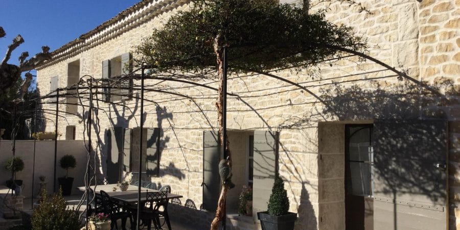 Façade en pierre pour une maisons typique du sud de la France -