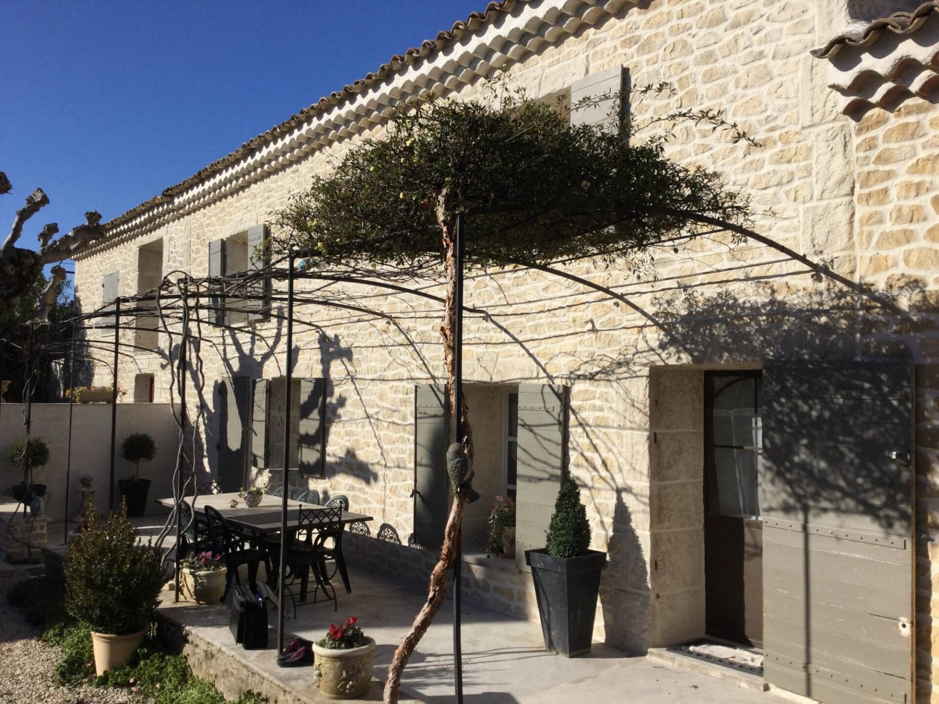 Façade en pierre pour une maisons typique du sud de la France -