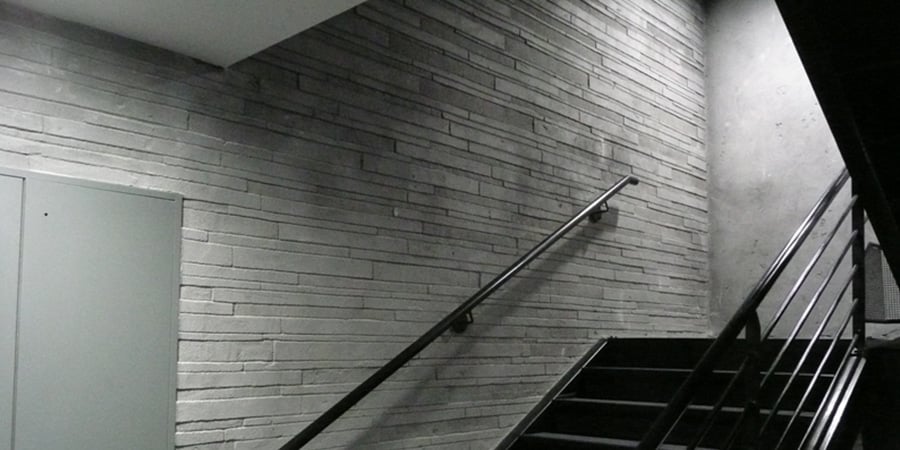 Cage d'escalier aspect pierre contemporaine -