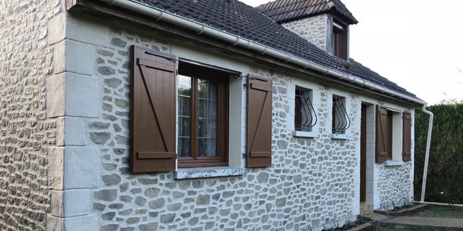 Charmant pavillon rénové avec ses chaînes d'angles -