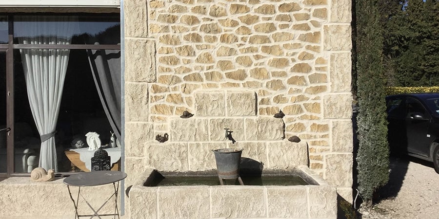 DECOPIERRE dresse le décor d'une fontaine -