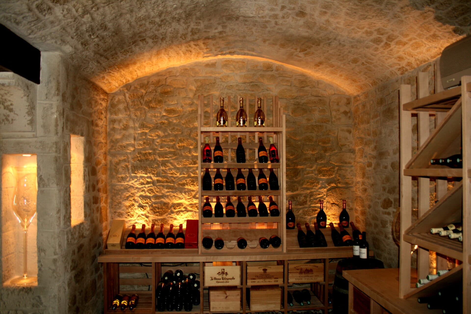 Décoration d'une cave à vin avec l'enduit DECOPIERRE® - DECOPIERRE