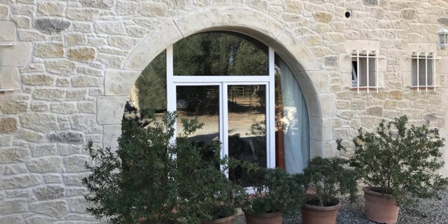 Encadrement harmonieux pour cette porte en voûte - Encadrement harmonieux pour cette porte en voûte