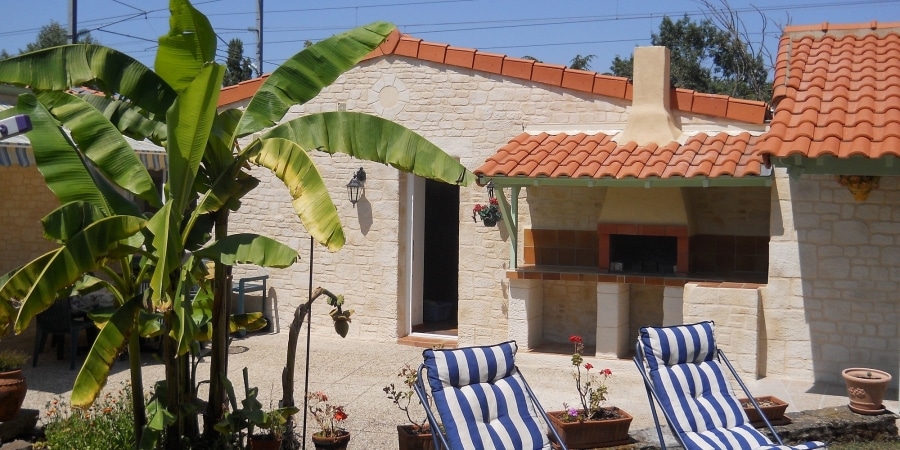 Façade de maison en enduit aspect pierre -