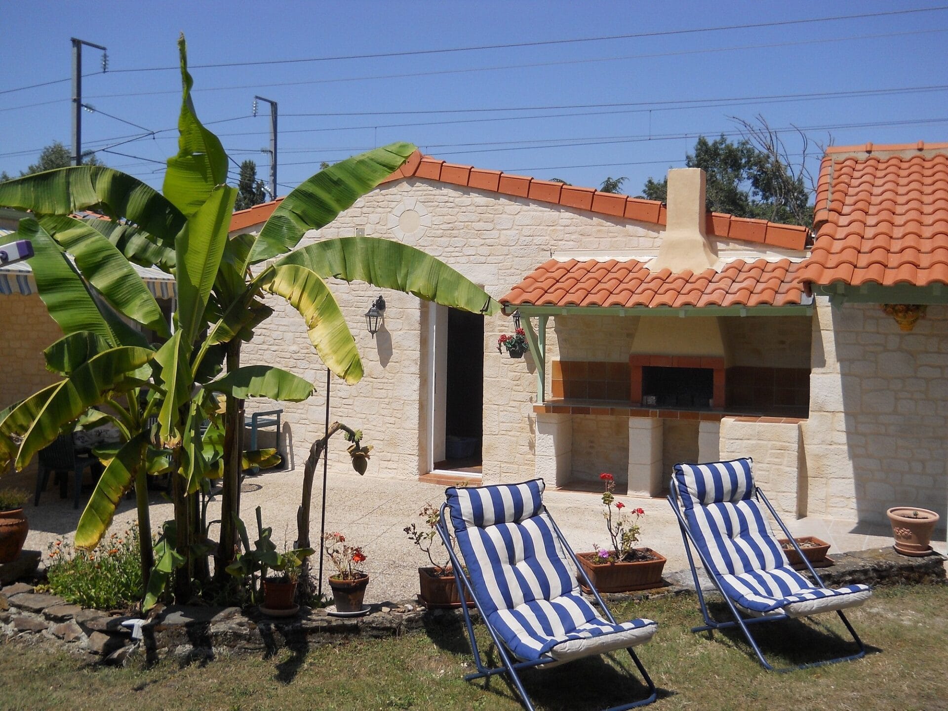 Façade de maison en enduit aspect pierre