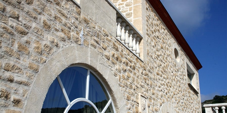 Façade, ornements et encadrements en DECOPIERRE - Façade et fenêtre voûtée en DECOPIERRE