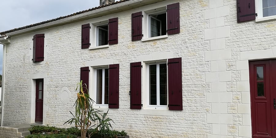 Façade extérieure rénovée effet moellon -