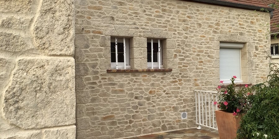 Façade rénovée en aspect moellon DECOPIERRE -