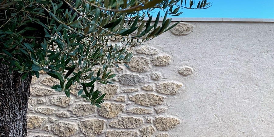 Inspiration du sud de la France, muret en pierre et enduit taloché - Inspiration du sud de la France, muret en pierre et enduit taloché