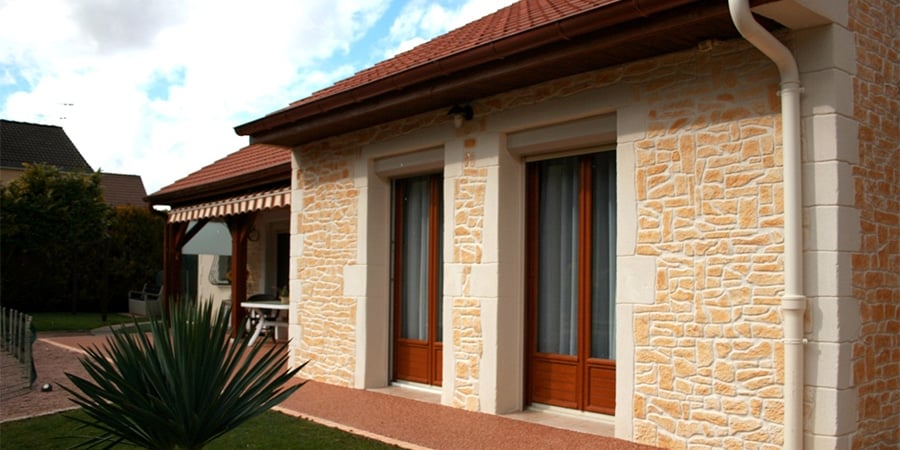 L'aspect pierre régionale redonne vie à ce pavillon résidentiel