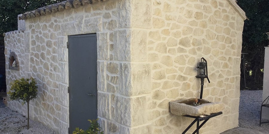 Le charme du mur de la dépendance -