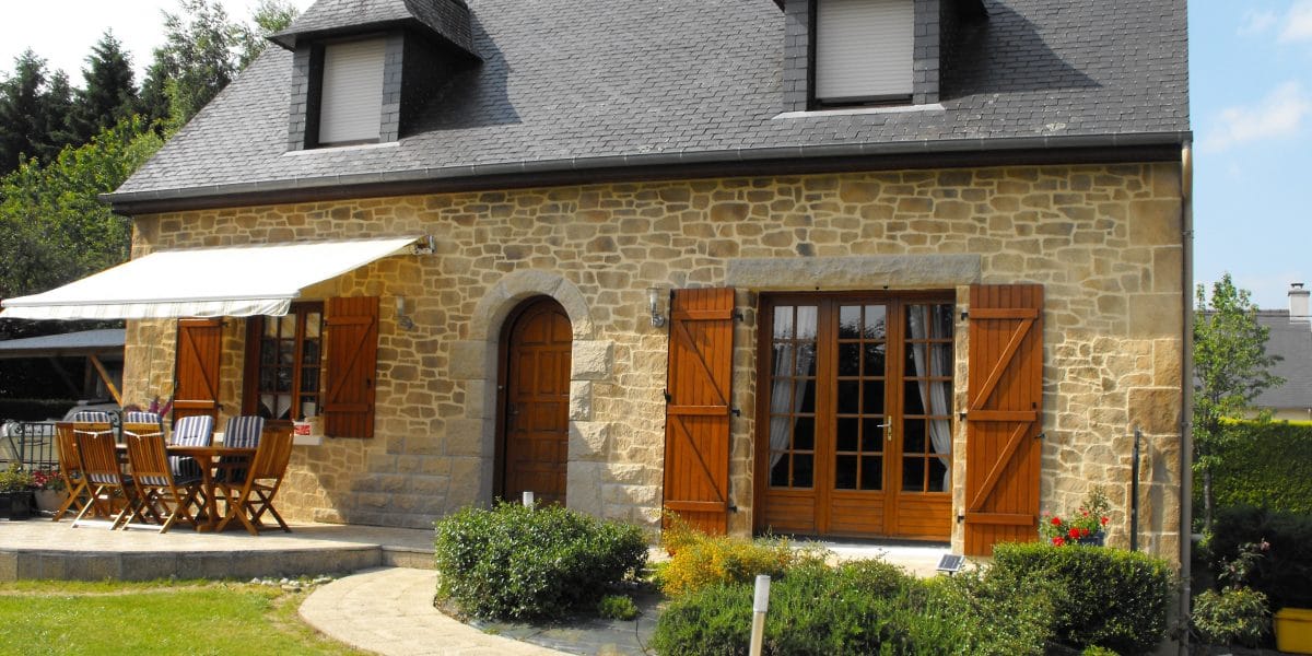 Maison avec façade en enduit aspect pierre - Maison avec façade en enduit aspect pierre
