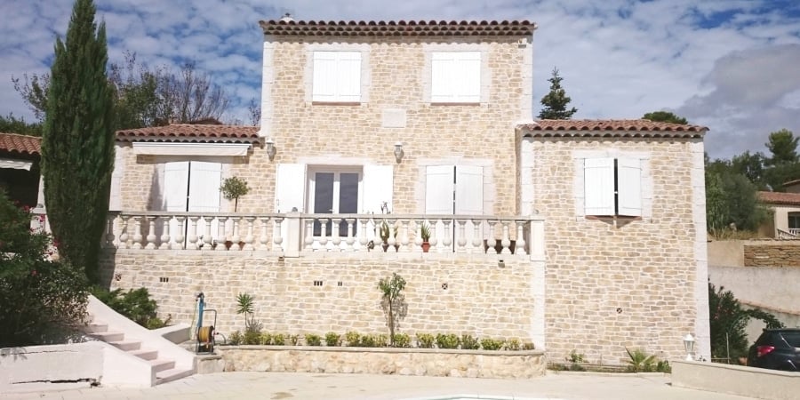 Maison de campagne avec façade en pierre -