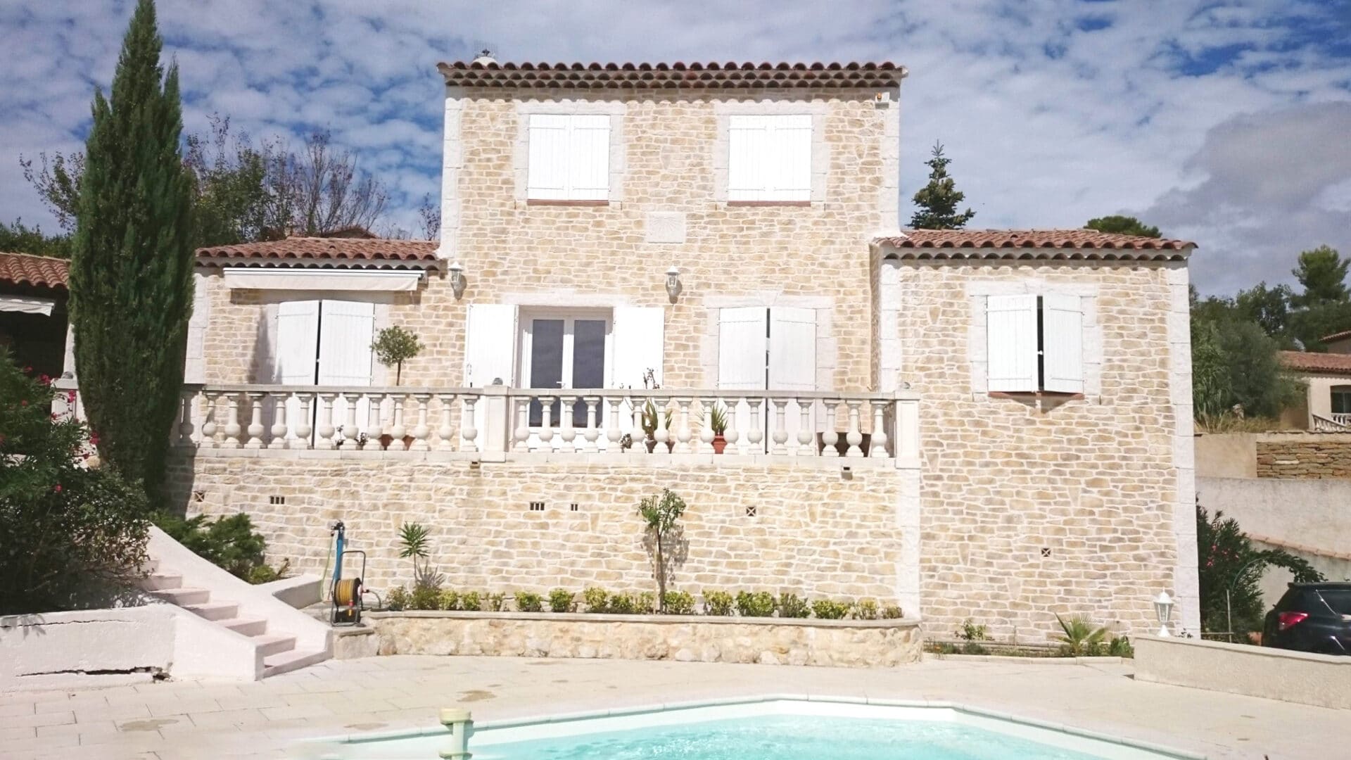 Maison de campagne avec façade en pierre -