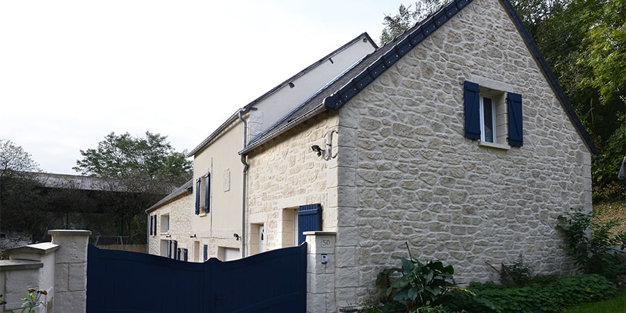 Maison de charme aux volets bleus -