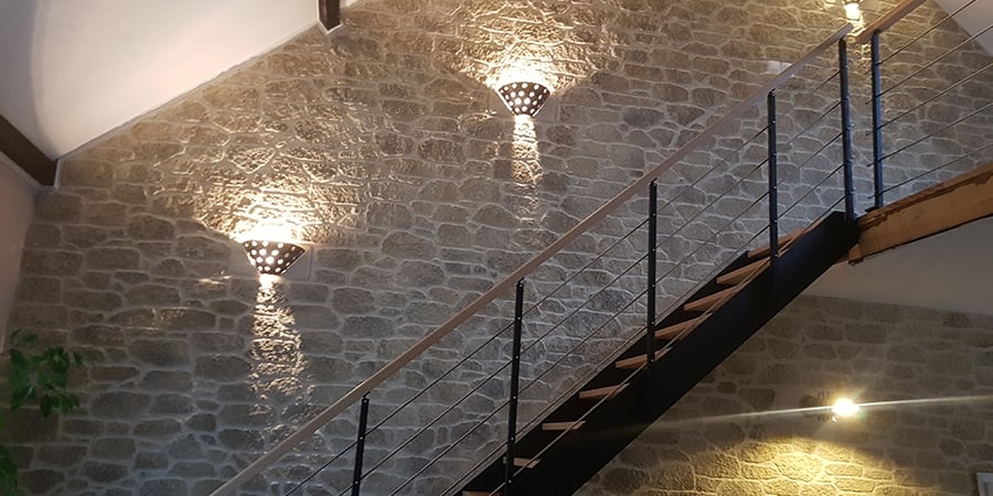 Mezzanine arborant un mur en pierre de taille -