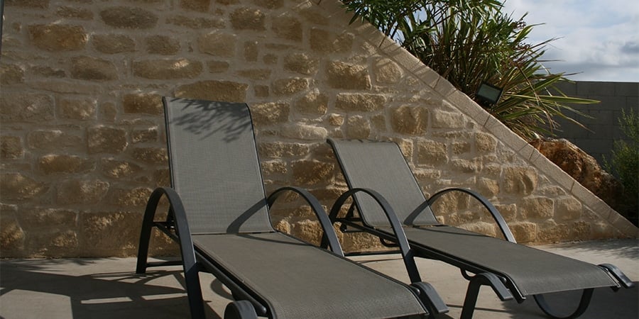 Modernité de ce muret au travers des pierres DECOPIERRE -