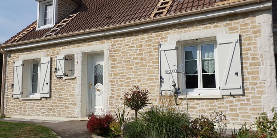 Pavillon de caractère grâce à cette façade DECOPIERRE -