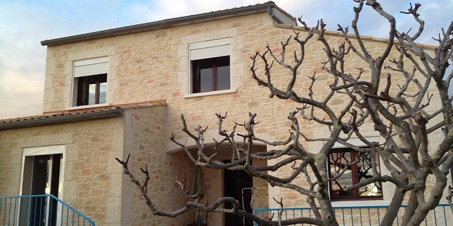Couleurs chaudes sur cette maison régionale - Reflet du soleil couchant sur cette maison régionale