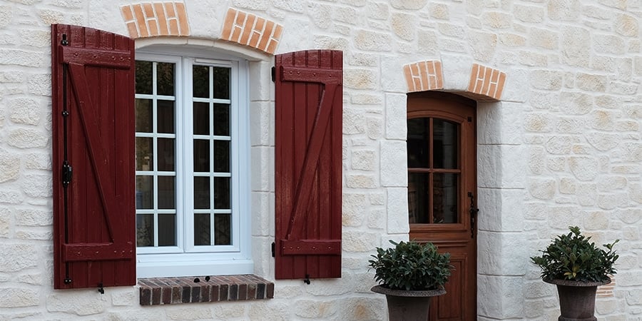 Rénovation de façade d'une maison, au style intemporel -