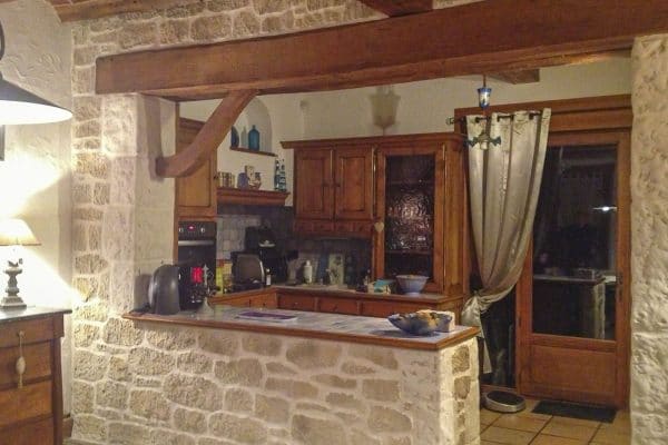 Intérieur chaleureux, cuisine avec le cachet unique de la pierre naturelle - Intérieur chaleureux, cuisine avec le cachet de la pierre