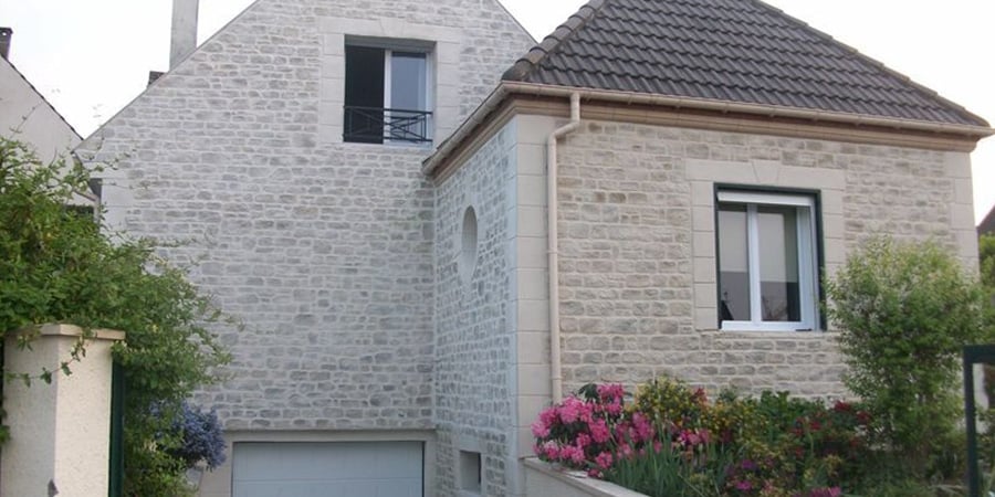 Très belle vue extérieure de cette maison entièrement rénovée en DECOPIERRE -