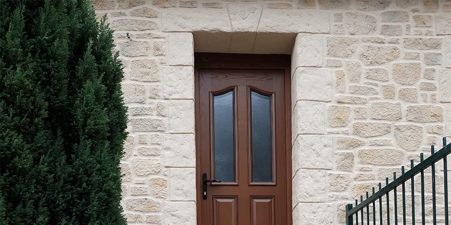 Un bel encadrement de porte aspect pierre -