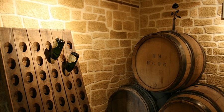 Un mélange de tradition et de modernité pour cette cave à vins -