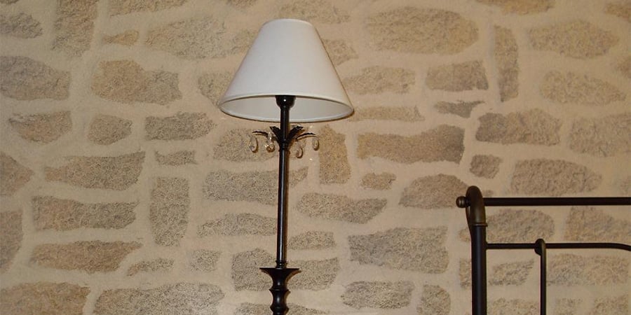 Un mur aspect pierre en tons clairs -