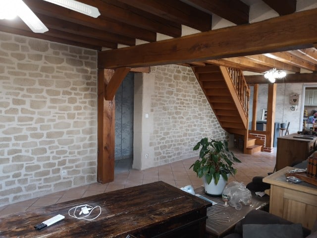 Ambiance intérieure rustique pour cette maison ancienne -